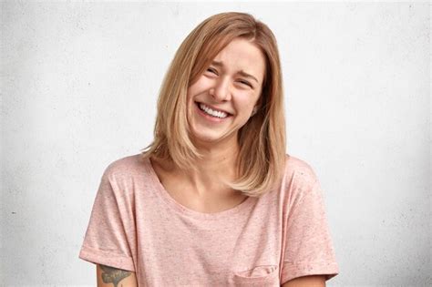 Portrait De Jeune Femme Blonde Photo Gratuite