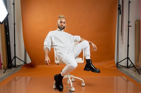 Gay Negro Con Maquillaje Brillante Imagen De Archivo Imagen De Vibrante Arrancar