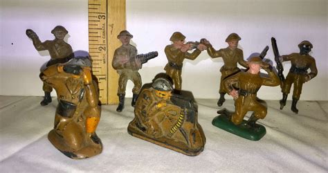 GR OF 8, VINTAGE PLASTIC TOY ARMY SOLDIERS