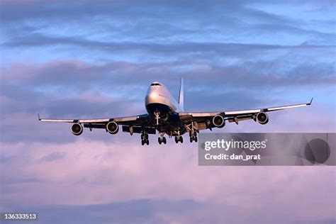 Boeing 747 Landing Photos and Premium High Res Pictures - Getty Images