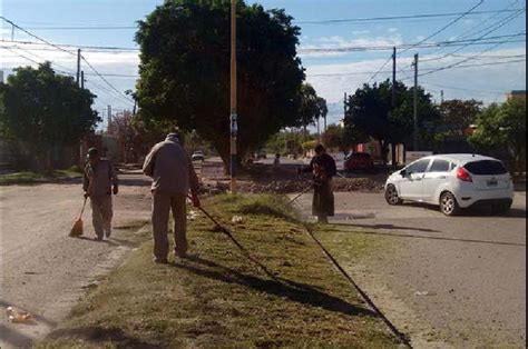 Concretan distintas tareas de bacheo y limpieza de desagües en barrios