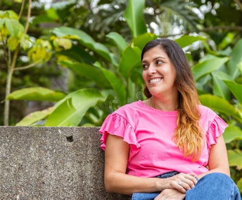 Mujer Latina Sentada En Un Banco Del Parque Foto De Archivo Imagen De Instalaciones Parque