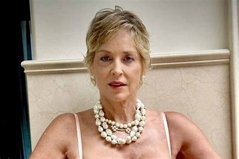 Dalam Lingerie Merah Sharon Stone Membuat Penggemarnya Terpesona
