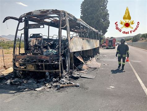 Autobus In Fiamme Nel Catanese Tutti Salvi I Passeggeri