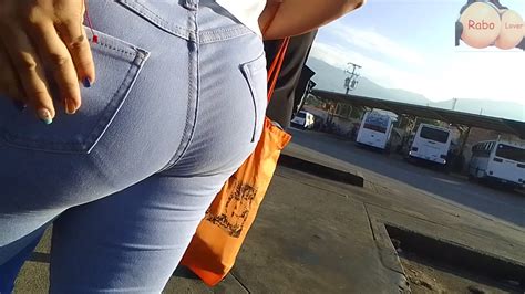 446 Stunning Bubblebutt Latina W Tight Jeans And VPL At The Bus