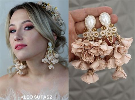 FLORE BEŻOWE NUDE ZŁOTE KOLCZYKI KWIATKI DUŻE DŁUGIE SUTASZ