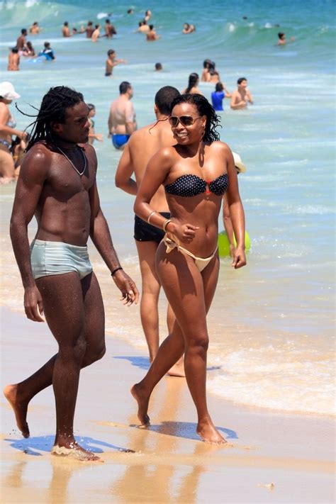 6 Hot Sexy Roberta Rodrigues Bikini Pics