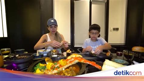 Wow! Nikita Mirzani Mukbang Kepiting Alaska Seharga Rp 14 Juta