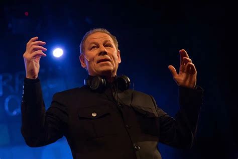 WHAT IS A YOUTH — Петербургский театральный журнал (Официальный сайт)