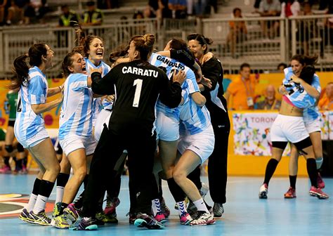 La promesa de las chicas de balonmano en bikini al agua helada de Canadá Mendoza Post