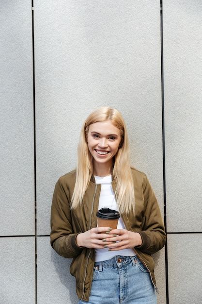 Jolie Jeune Blonde Tenant Une Tasse De Caf Photo Gratuite
