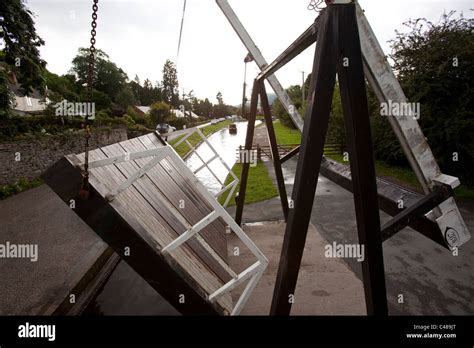 Swing bridge on the Llangollen canal Stock Photo - Alamy