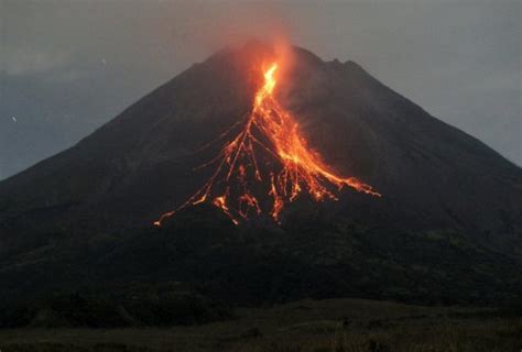 Gunung Merapi Kembali Muntahkan Awan Panas Potensi Bahaya Kilometer