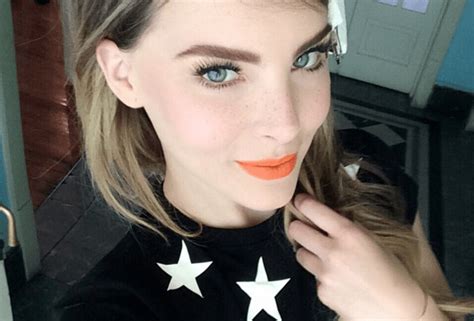 Belinda Posa En Diminuto Bikini Blanco Como Una Sexy Baywatch