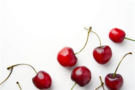 Cerejas Vermelhas Doces Isoladas Em Fundo Branco Cerejas Frescas