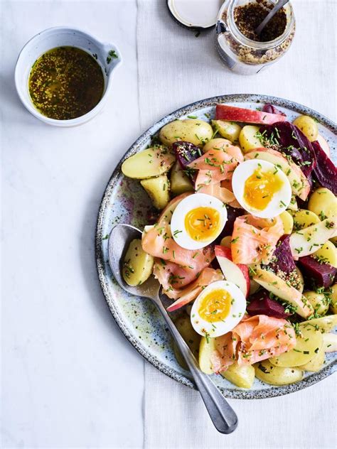 Lauwe Aardappelsalade Met Gerookte Zalm Appel En Een Zachtgekookt Eitje