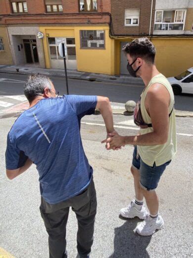 Quería que su yerno no tuviese miedo por ser gay y se paseó con él de la mano Le mostró su