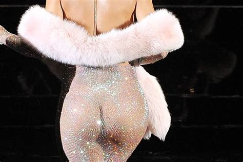 Como Naked Dress Glorifica Corpo Transpar Ncia E Nude Ilustrada Folha