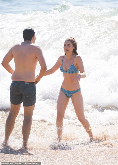 Hot Sexy Sam Barrett Bikini Pics