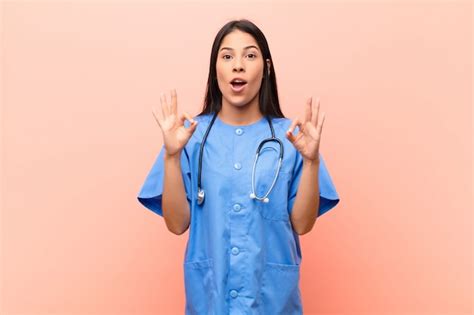 Joven Enfermera Latina Se Siente Sorprendida Sorprendida Y Sorprendida Foto Premium