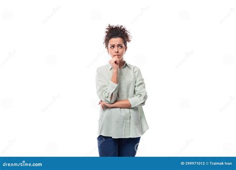 Disgustar A La Joven Brunette Cursi Mujer Con Camisa Sobre Fondo Blanco Con Espacio Para Copiar