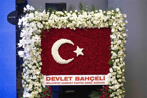 Bahçeliden AK Parti nin 22 kuruluş yıl dönümü için Türk bayraklı