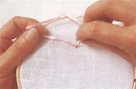 Продолжая удерживать ленту, распределите витки так, чтобы они не ...