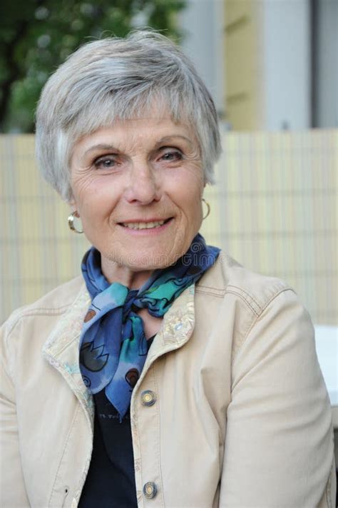Seniorportrait 70 Jaar Aantrekkelijke Vrouw Stock Foto Image Of