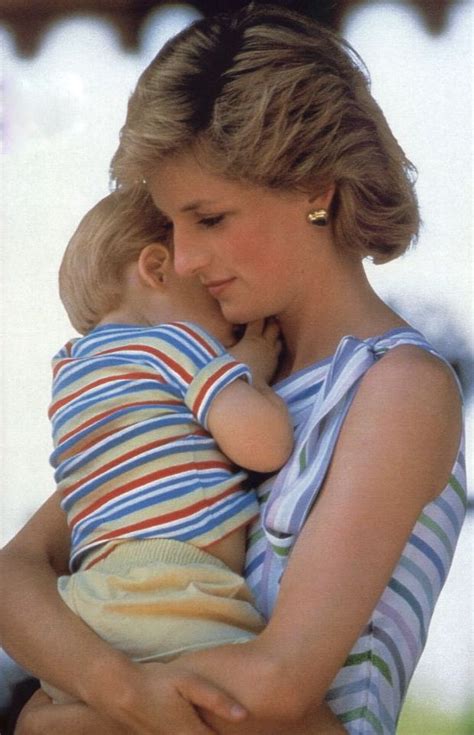 Princess Diana Hug Princess Diana Photos Lady Diana Diana