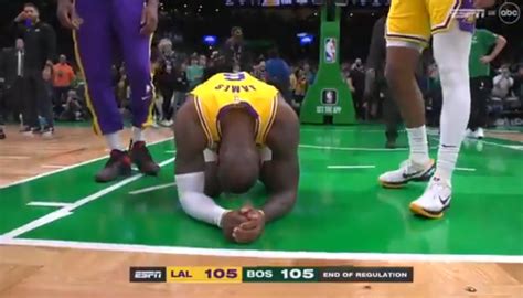 Lebron James 最後一擊上籃被打手沒有吹罰，他氣瘋了，最後無奈得跪在地上 籃球場 籃球地帶 Fanpiece