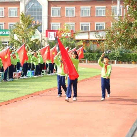 “我们是共产主义接班人”卢沟桥二小庆建党百年主题大队会少先队员