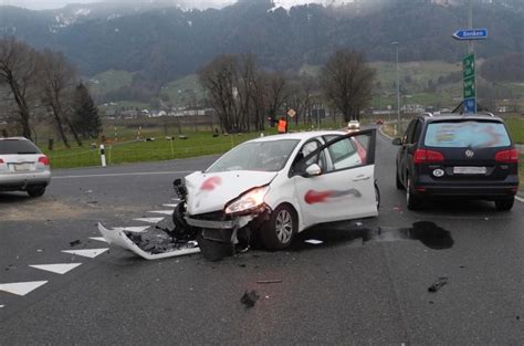 Autolenkerin Bei Kollision Verletzt Polizeinews Ch