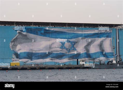 Una Bandera Gigante Azul Y Blanca Del Estado De Israel Pintada Sobre