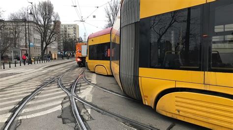 Tramwaj Wje D A Do Zajezdni Na Zakr Cie Wypad Z Tor W Tvn Warszawa