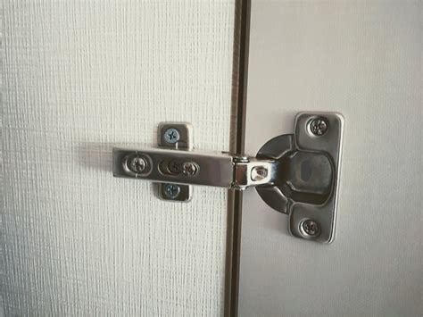 自分でドアの蝶番（丁番）を調整する方法や種類を解説！