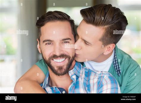 Hommes Gay Qui Sembrassent Banque De Photographies Et Dimages Haute R Solution Alamy