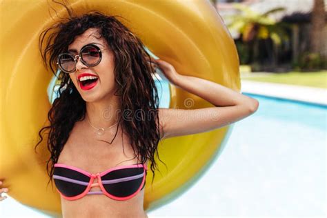Belle Femme Dans Le Bikini Tenant Un Anneau Gonflable Au Poolside Photo Stock Image Du