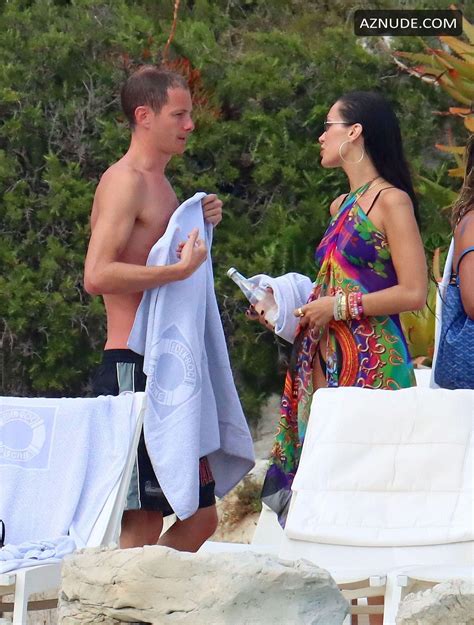 Bella Hadid Sexy Shows Off Her Physique Wearing A Black Bikini Out On Holiday At Eden Roc Hotel