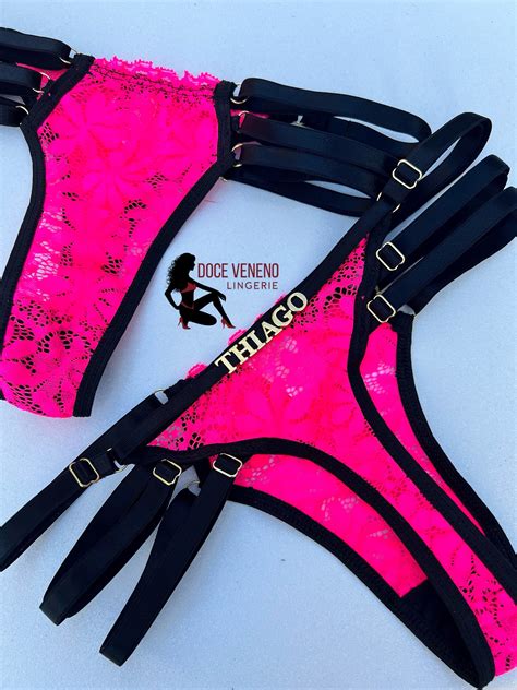 Calcinha Personalizada Renda U Rosa Neon Doce Veneno Lingerie DVL