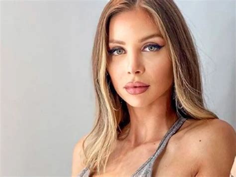 Con una bikini ínfima Romina Malaspina trajo calor con su beboteo La 100