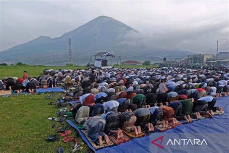 Shalat Idul Fitri di kawasan lereng Gunung Sumbing - ANTARA News