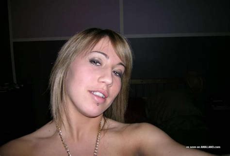 Chick Posing In Kinky Selfpics While Pussy Playing On Cam Porn Pictures XXX Photos Sex Images