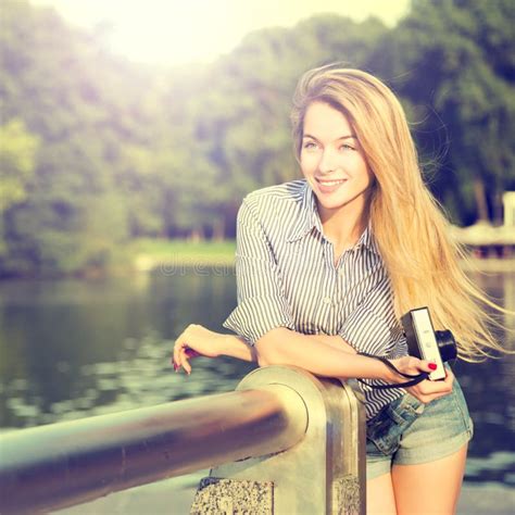 Portrait De Fille De Hippie De Mode Avec L Appareil Photo De Photo