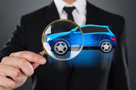 Empres Rio Holding Magnifying Glass Em Front Of Blue Car Imagem De