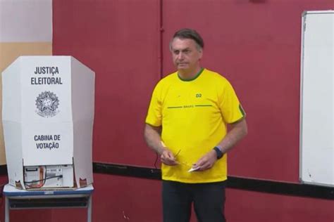 Bolsonaro Vota No Rio De Janeiro