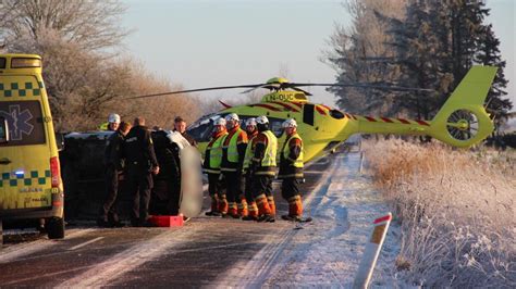 Bil rullede rundt og endte på siden Person fløjet til hospitalet BT