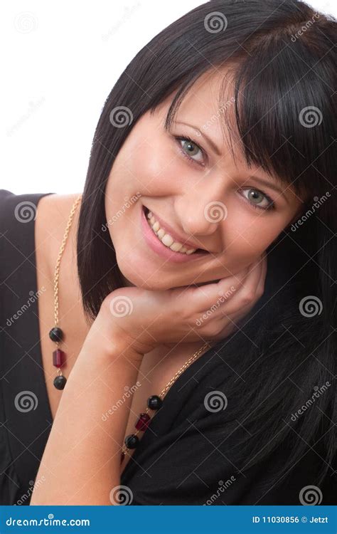 Retrato De Um Brunette De Sorriso Novo Foto De Stock Imagem De Cuidado Olhos