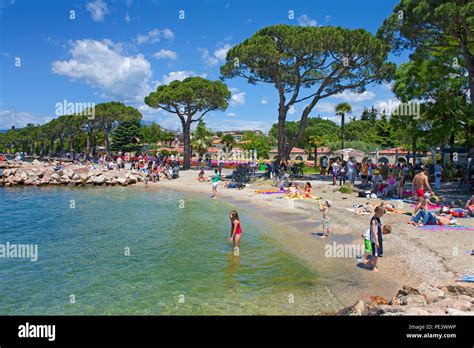 Menschen Am Strand Von Lazise Gardasee Provinz Verona Italien