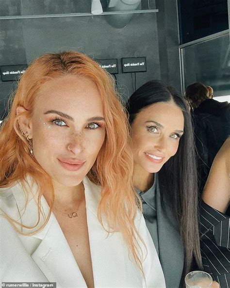 Demi Moore 61 ans est éblouissante dans un petit bikini blanc alors