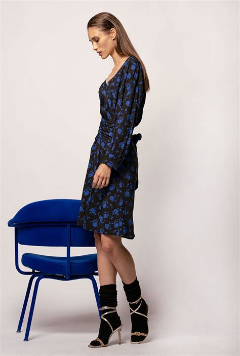 Ежедневна рокля от вискоза на цветя | Trendo.bg